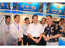 深圳市副市长陈彪与刘董亲切交谈，详细了解我公司产品